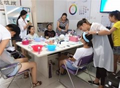 烟台水墨美容课程学生对练中